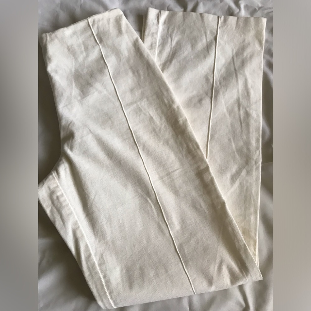 WHITE HOUSE /BLACK MARKET , size 4 very fine corduroy white pants white leg